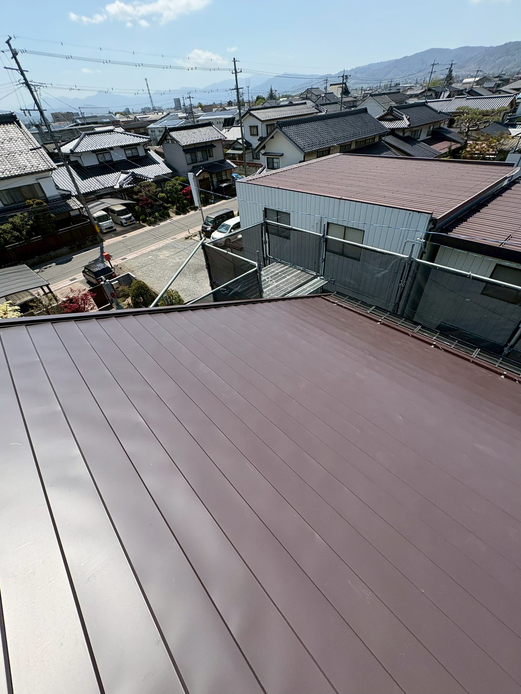 長野市にて雨漏り予防の屋根修理〈コロニアル屋根のカバー工法〉の施工後写真