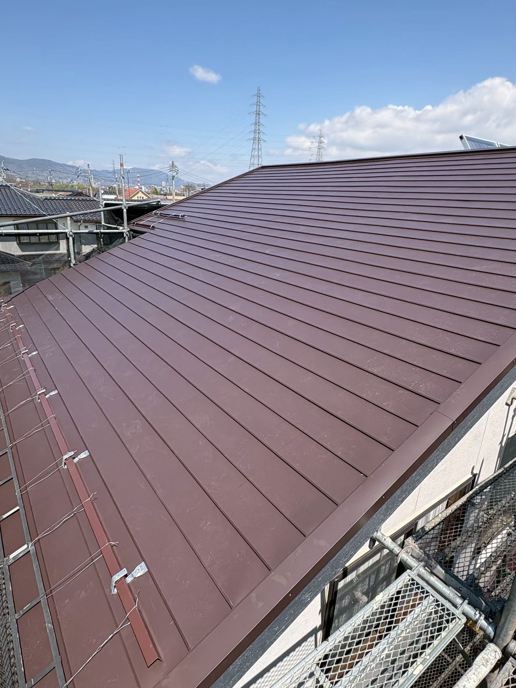 長野市にて雨漏り予防の屋根修理〈コロニアル屋根のカバー工法〉