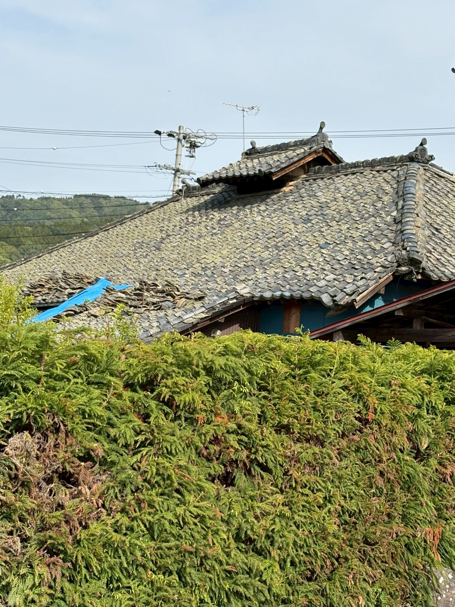 長野市にて雨漏り修理・屋根修理〈瓦からガルバリウム鋼板への葺き替え工事〉の施工前写真