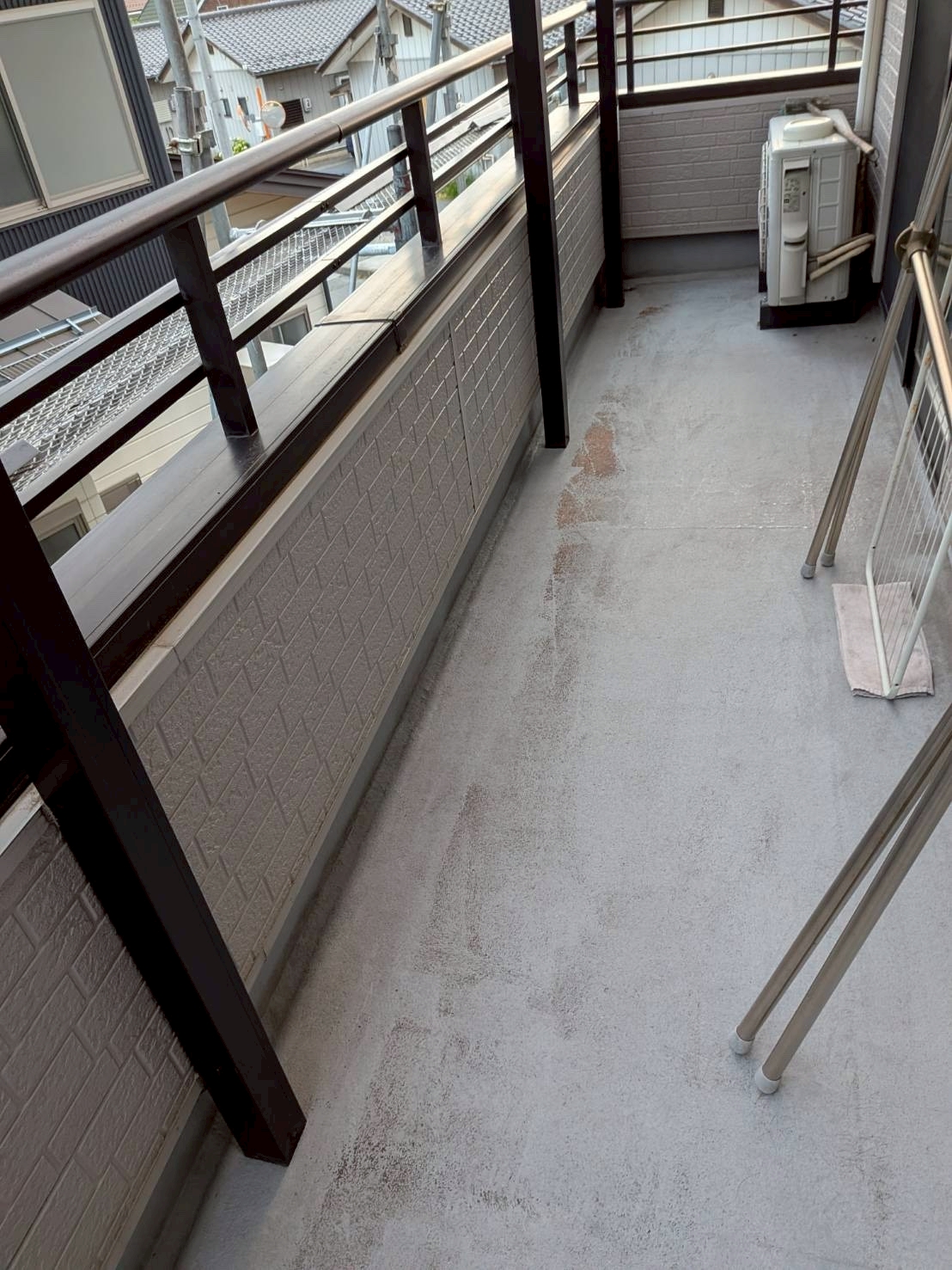 長野市にて雨漏り修理〈バルコニー防水工事・柱からの雨漏り〉の施工前写真