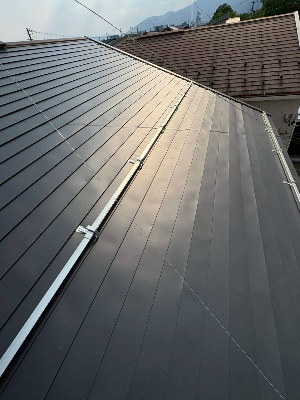 長野市高田にて雨漏り修理・屋根板金カバー工事〈ひび割れによる雨漏り〉の施工後写真