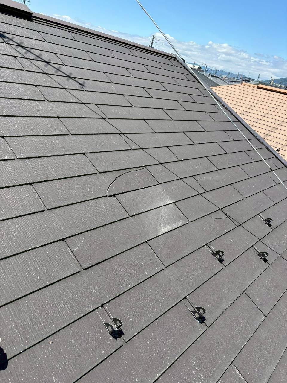 長野市高田にて雨漏り修理・屋根板金カバー工事〈ひび割れによる雨漏り〉の施工前写真