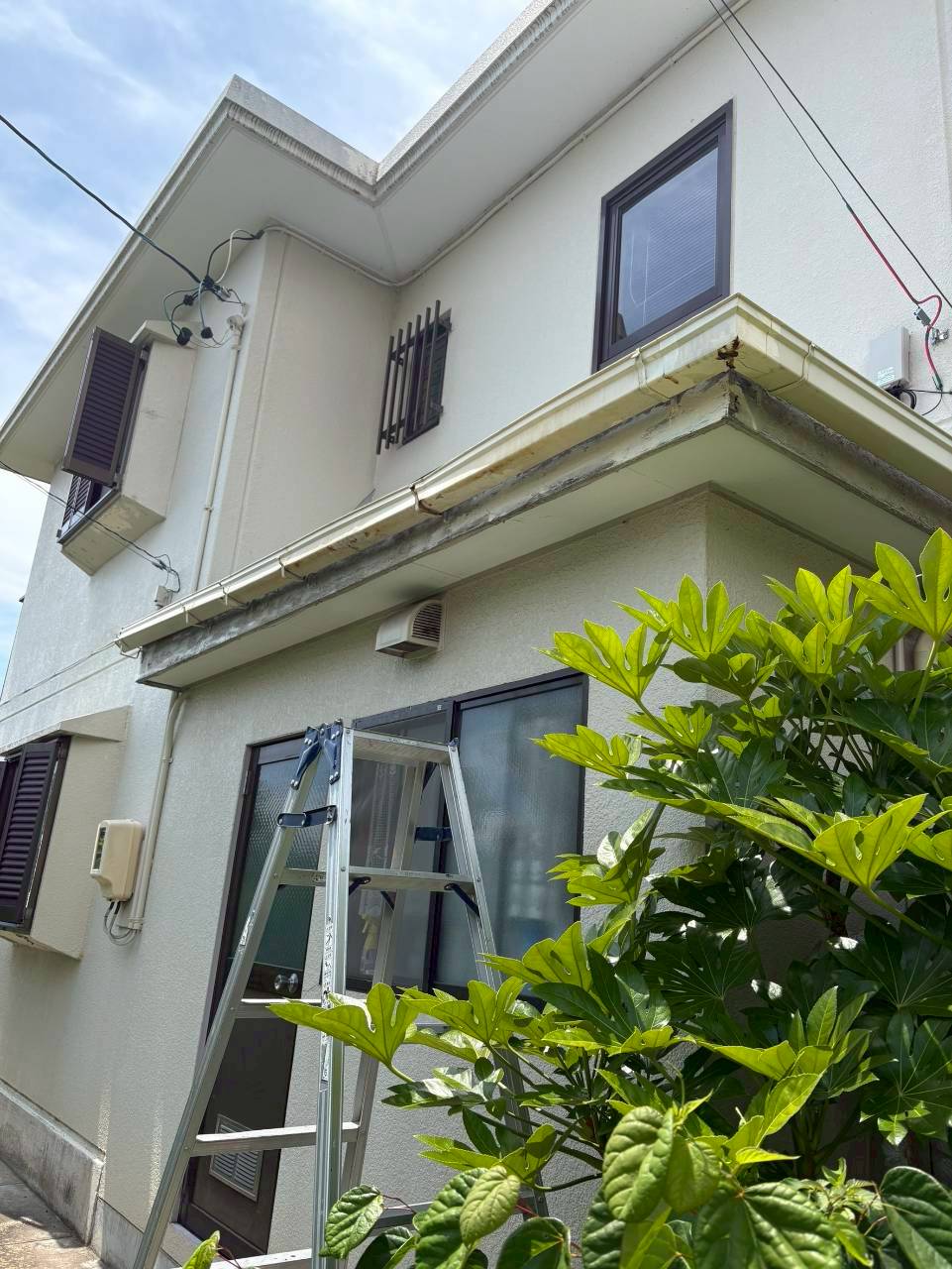 長野市にて雨漏れ修理・雨樋修理〈腐食した雨樋を交換し、雨水トラブルを解消〉の施工前写真