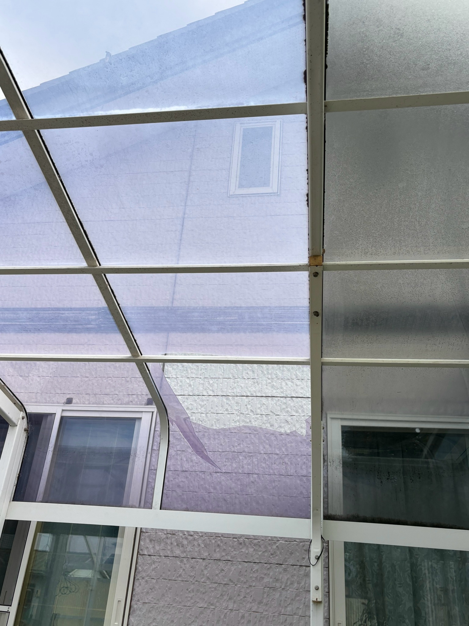 長野市にて屋根修理〈カーポート・落雪による穴あき〉の施工前写真